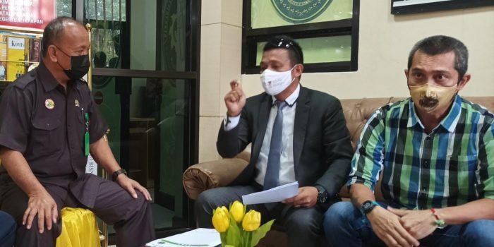 (ki-ka) Panitera PN Balikpapan Munir Hamid, SE bersama Kuasa hukum Ihksan Sangadji, SH dan ahli waris Grand Sultan Kutai Kartanegara Marwan saat meminta klarifikasi perubahan kedudukan di Kantor PN Balikpapan, Selasa (12/1/2022). Foto : BorneoFlash.com/Ni