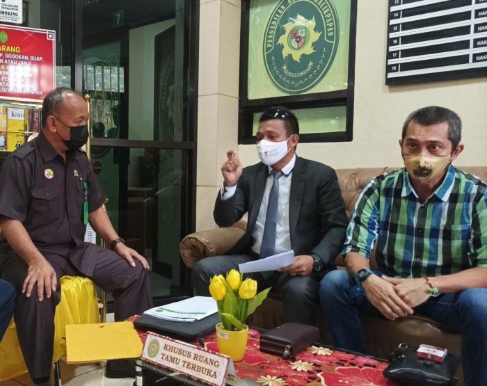 (ki-ka) Panitera PN Balikpapan Munir Hamid, SE bersama Kuasa hukum Ihksan Sangadji, SH dan ahli waris Grand Sultan Kutai Kartanegara Marwan saat meminta klarifikasi perubahan kedudukan di Kantor PN Balikpapan, Selasa (12/1/2022). Foto : BorneoFlash.com/Niken.