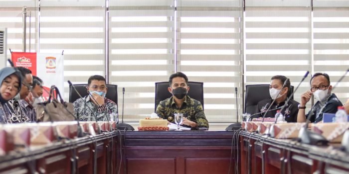 Wali Kota Balikpapan didampingi Sekretaris Daerah Kota Balikpapan Sayid MN Fadly beserta pejabat Pemkot Balikpapan lainnya menyambut kedatangan rombongan Pemerintah Kabupaten Musi Rawas Utara, Provinsi Sumatera Selatan. Foto : BorneoFlash.com/Niken.
