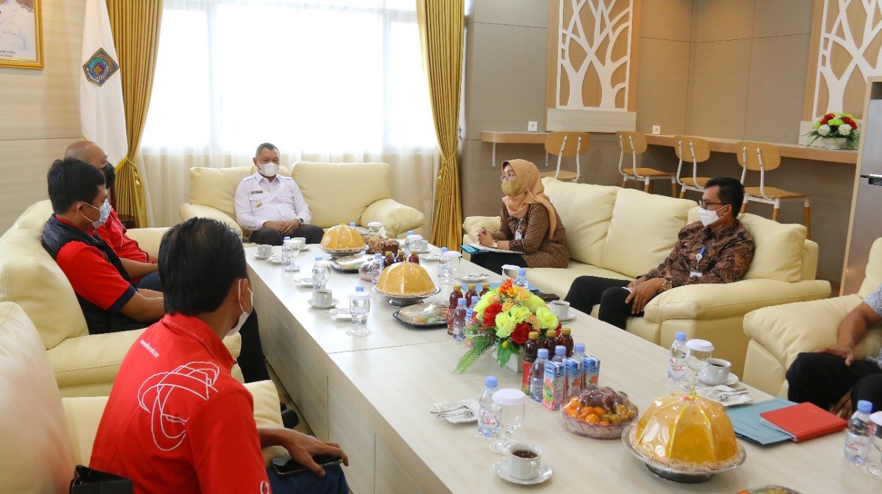 Bupati Paser dr. Fahmi Fadli saat menerima kunjungan dari pihak Telkomsel Balikpapan, di ruang kerjanya Sekretariat Pemerintah Kabupaten Paser, Kalimantan Timur, Kamis (13/1/2022).