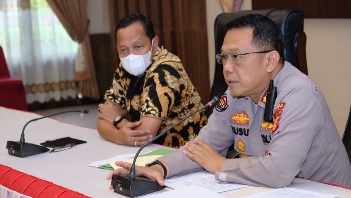 Kabid Humas Polda Kaltim Kombes Pol Yusuf Sutejo, saat jumpa pers di Mapolda Kaltim bersama Dirreskrimsus Polda Kaltim Kombes Pol Indra Lutrianto, Jumat (14/1/2022) sore di Mapolda Kaltim.Foto : HO/Humas Polda Kaltim.