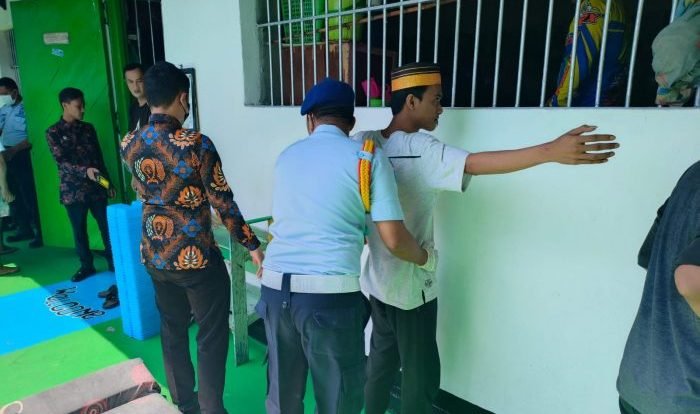 Tim Satops Patnal Lapas Kelas II A Balikpapan beserta jajaran saat melakukan penggeledahan dan razia kamar hunian warga binaan Pemasyarakatan, Kamis (13/1/2022). Foto : HO/Lapas Kelas II A Balikpapan.