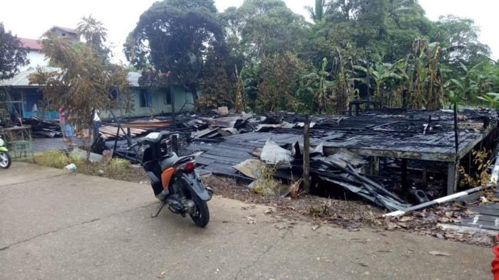 Bangunan tempat tinggal yang hangus terbakar dan hanya menyisakan puing-puing sisa kebakaran di Kampung Tanjung Laong, Kecamatan Muara Pahu Kutai Barat. Foto : BorneoFlash.com/Lilis Suryani.