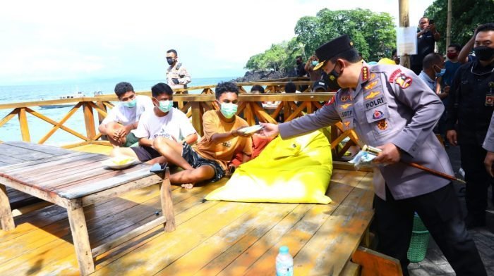 Kapolri Jenderal Listyo Sigit Prabowo meninjau akselerasi percepatan vaksinasi Covid-19 yang digelar di 34 Provinsi Indonesia dengan menghadiri secara langsung di Pantai Sulamadaha, Kota Ternate, Maluku Utara, Jumat (14/1/2022). Foto : HO.