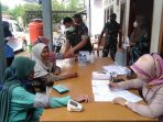 Pelaksanaan vaksinasi dengan masyarakat umum dan lanjut usia (Lansia) yang telah dilakukan oleh Kodim 0904/PSR bersama Polkes Paser. Foto : BorneoFlash.com/Fitriani.
