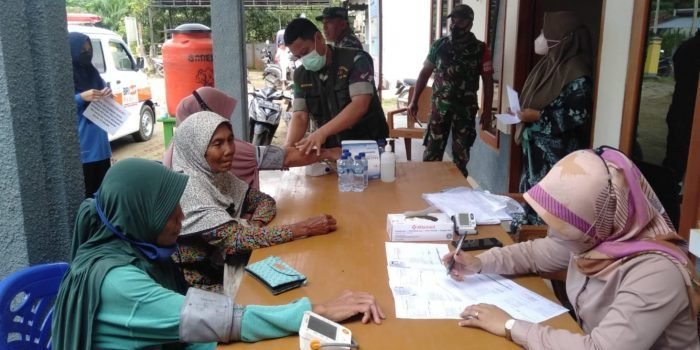 Pelaksanaan vaksinasi dengan masyarakat umum dan lanjut usia (Lansia) yang telah dilakukan oleh Kodim 0904/PSR bersama Polkes Paser. Foto : BorneoFlash.com/Fitriani.