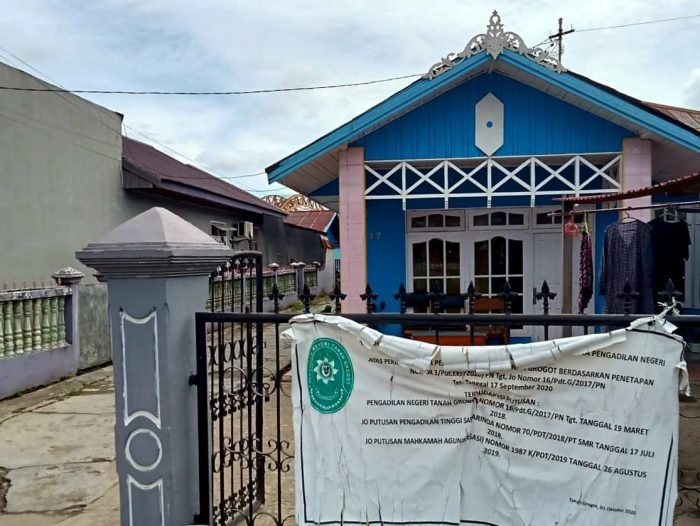 Bangunan rumah yang merupakan lokasi sengketa yang ada di Kecamatan Tanah Grogot, Kabupaten Paser, Kalimantan Timur. Foto : BorneoFlash.com/Fitriani.
