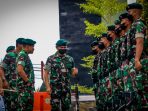 Danyonif Raider 600/Modang Mayor Inf Karuniawan Hanif Arridho, SE, MM saat memberikan arahan sekaligus perkenalan kepada para prajurit Yonif Raider 600/Modang. Foto : BorneoFlash.com/Niken.