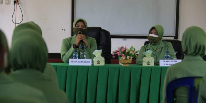 Ketua Persit Kartika Chandra Kirana (KCK) Cabang XII Yonif Raider 600/Modang Emma Hanif Ariddho saat memperkenalkan diri kepada anggota Persit di Aula Kompi Senapan B Jalan Mulawarman Kelurahan Manggar, Sabtu (15/1/2022) sore. Foto : BorneoFlash.com/Niken