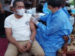 Anggota Komisi II DPRD Balikpapan Muhammad Najib saat melaksanakan vaksinasi lanjutan di Ruang Rapat Paripurna DPRD Balikpapan, Minggu (16/1/2022). Foto : BorneoFlash.com/Niken.