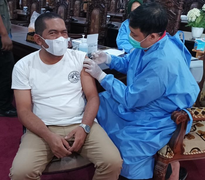 Anggota Komisi II DPRD Balikpapan Muhammad Najib saat melaksanakan vaksinasi lanjutan di Ruang Rapat Paripurna DPRD Balikpapan, Minggu (16/1/2022). Foto : BorneoFlash.com/Niken.