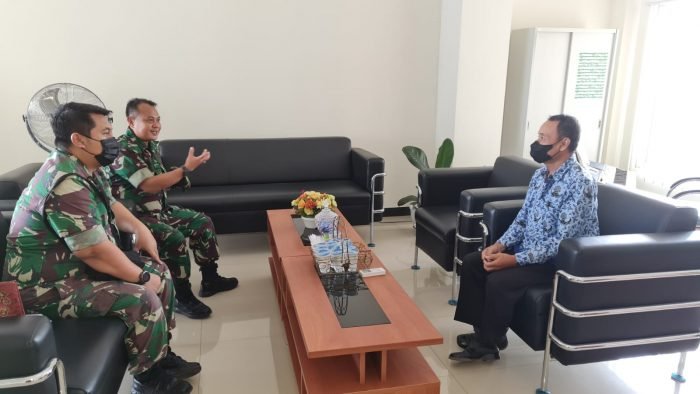 Ketua Tim sosialisasi Lanud Dhomber , Kadispers  Lanud Dhomber Letkol Adm E Fajar Budi H., bersama tim Kapten  Adm Fuad Rifai dan Kapentak Lanud Dhomber Kapten Sus Deni Kusdinar saat bersosialisasi di SMPN 1 Samarinda, Senin (17/1/2022). Foto : HO.