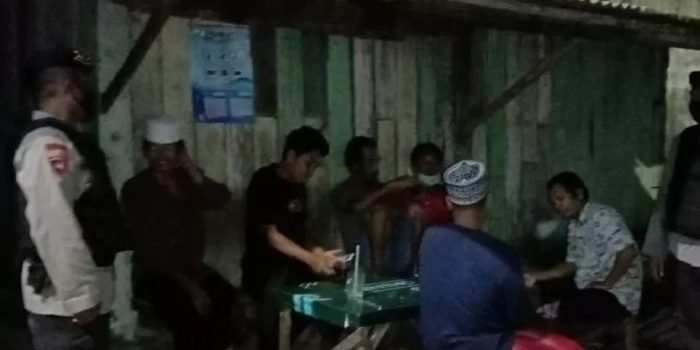 Patroli Batalyon A Pelopor Satbrimob Polda Kaltim untuk memberikan motivasi dan semangat kepada petugas jaga pos untuk terus pro aktif dalam pelaksanaan Siskamling, Selasa (18/1/2022). Foto : HO/Brimob Polda Kaltim.