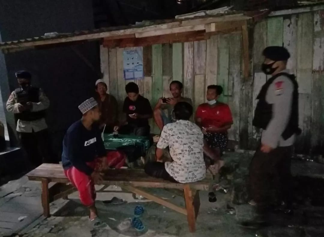 Brimob Kaltim Sambang Warga Yang Melaksanakan Ronda