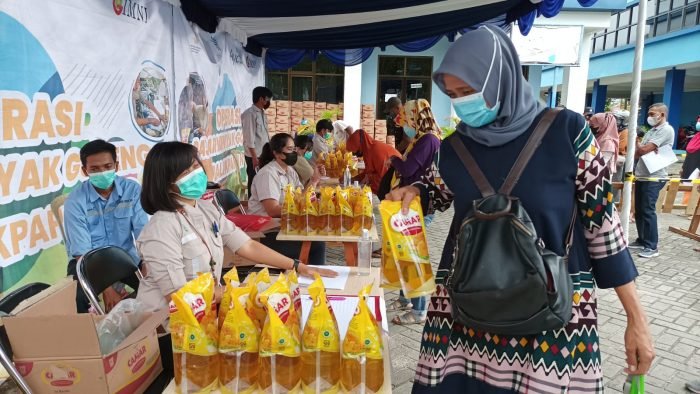 Operasi pasar minyak goreng yang dilakukan Pemkot Balikpapan dengan Apical Group di Kecamatan Balikpapan Selatan. Foto : BorneoFlash.com/Niken.