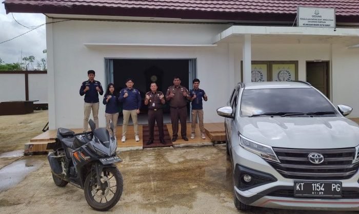 Kepala Kejaksaan Negeri Kutai Barat, Bayu Pramesti didampingi jajarannya saat menunjukkan sejumlah barang bukti hasil tindak pidana korupsi yang disita Kejari.Kamis (20/1/2022). Foto : BorneoFlash.com/Lils Suryani.
