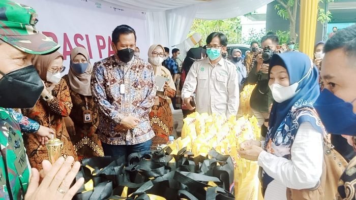 APICAL Group bekerjasama dengan Dinas Perdagangan saat membuka operasi pasar yang berlangsung di halaman Kantor Dinas Perdagangan Kota Samarinda, Kamis (20/1/2022). Foto : HO/APICAL Group.