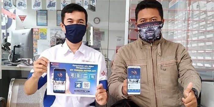Konsumen Menunjukan Fitur Booking Service pada aplikasi My Yamaha Motor. Foto : HO.