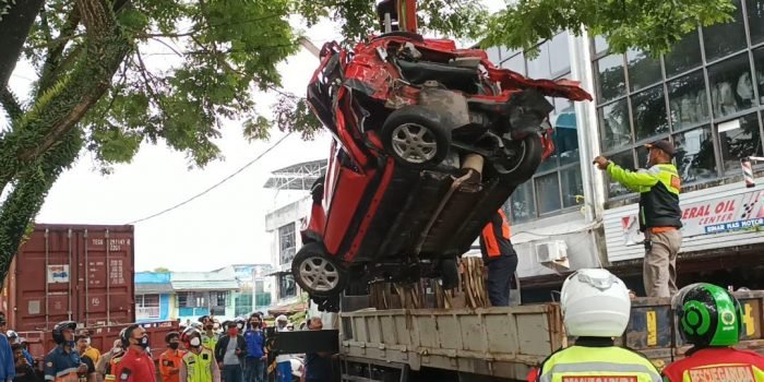 Kecelakaan beruntun terjadi di persimpangan lampu merah Muara Rapak, Jumat (21/1/2022). Foto : BorneoFlash.com/Niken.