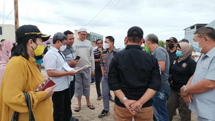 Komisi III DPRD Balikpapan melakukan sidak ke Perumahan Kartini Residence di Jalan Letkol Pol HM Asnawi Arbain Kelurahan Gunung Bahagia Kecamatan Balikpapan Selatan, Jumat (21/1/2021). Foto : BorneoFlash.com/Niken.
