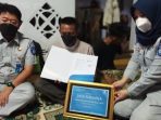 Kepala Cabang Jasa Raharja Kaltim Eva Yulista saat membayarkan santunan kecelakaan lalu lintas jalan raya kepada suami almarhumah Irwansyah didampingi Haryo Pamungkas Kepala divisi pelayanan jasa  raharja Pusat di Kediaman almarhumah di Jalan Sulawesi RT 52 No. 43 Karang Rejo Balikpapan Tengah, Jumat (21/1/2022) sore. Foto : BorneoFlash.com/Niken.