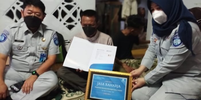 Kepala Cabang Jasa Raharja Kaltim Eva Yulista saat membayarkan santunan kecelakaan lalu lintas jalan raya kepada suami almarhumah Irwansyah didampingi Haryo Pamungkas Kepala divisi pelayanan jasa raharja Pusat di Kediaman almarhumah di Jalan Sulawesi RT 52 No. 43 Karang Rejo Balikpapan Tengah, Jumat (21/1/2022) sore. Foto : BorneoFlash.com/Niken.