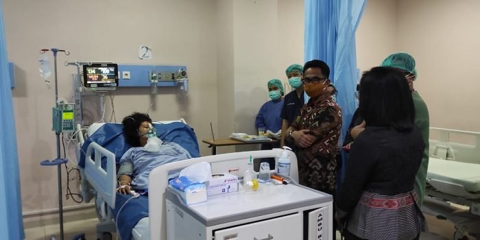 Wali Kota Balikpapan Bersama Istri Kunjungi Korban Kecelakaan Simpang Muara Rapak di RSUD Beriman