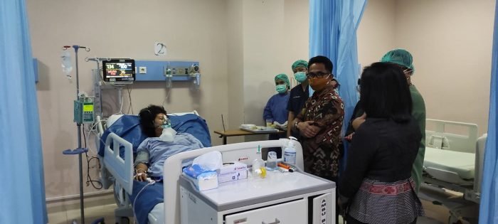 Wali Kota Balikpapan H Rahmad Mas'ud saat mengunjungi korban kecelakaan simpang Muara Rapak di RSUD Beriman, Jumat (21/1/2022) malam. Foto : BorneoFlash.com/Niken.
