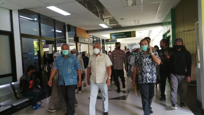 Kunjungan Gubernur Kaltim didampingi oleh Kapolda Kaltim Irjen Pol Drs. Imam Sugianto, M.Si. Kunjungi Korban Kecelakaan Simpang Muara Rapak di Rumah Sakit dr Kanujoso Djatiwibowo. Sabtu (22/1/2022) sore. Foto : BorneoFlash.com/Niken.