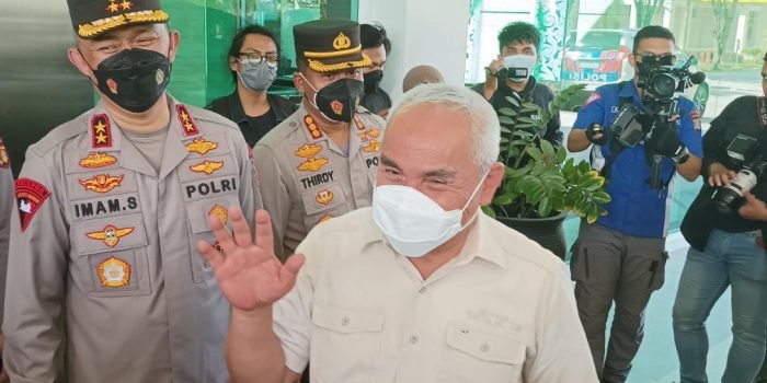 Kapolda Kaltim Irjen Pol Drs Imam Sugianto, M.Si bersama Gubernur Kaltim H Isran Noor saat berkunjung korban kecelakaan di RSKD, Sabtu (21/1/2022). Foto : BorneoFlash.com/Niken.