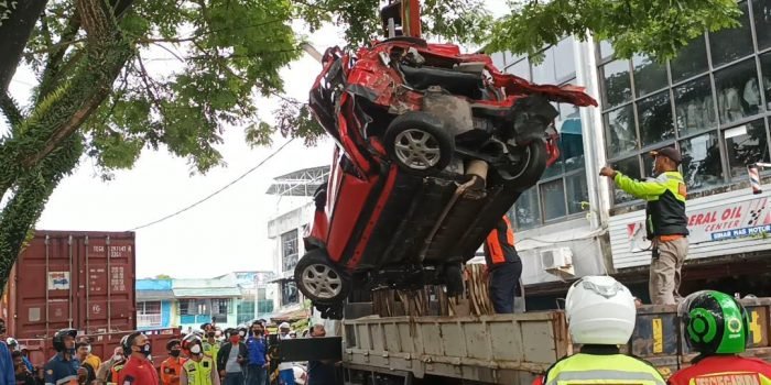 Mobil Alya MY bernopol KT 1887 NT saat di Evakuasi Petugas dalam kecelakaan beruntun Simpang muara rapak, Jumat (21/1/2022), Kondisi pengendara mendapatkan perawatan intensif di RSKD Balikpapan. Foto : BorneoFlash.com/Niken.