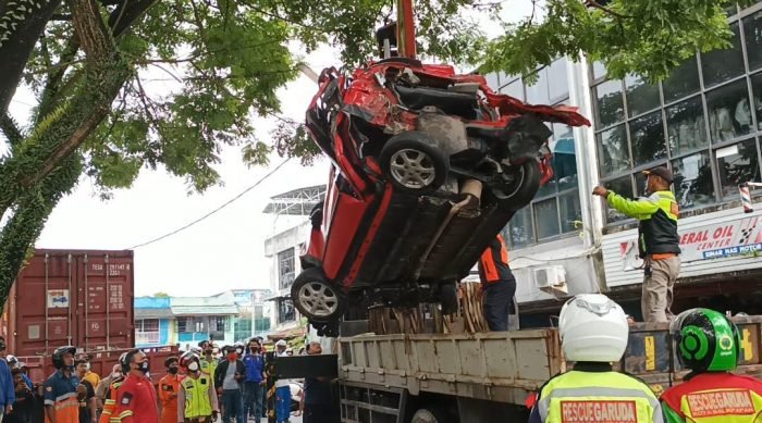 Mobil Alya MY bernopol KT 1887 NT saat di Evakuasi Petugas dalam kecelakaan beruntun Simpang muara rapak, Jumat (21/1/2022), Kondisi pengendara mendapatkan perawatan intensif di RSKD Balikpapan. Foto : BorneoFlash.com/Niken. Mobil Alya MY bernopol KT 1887 NT saat di Evakuasi Petugas dalam kecelakaan beruntun Simpang muara rapak, Jumat (21/1/2022), Kondisi pengendara mendapatkan perawatan intensif di RSKD Balikpapan. Foto : BorneoFlash.com/Niken.