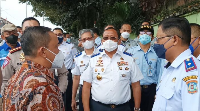 Direktur Jenderal Perhubungan Darat Kementerian Perhubungan Irjen Pol (Purn) Drs Budi Setiyadi SH, M. Si melakukan tinjauan lokasi kejadian kecelakaan Muara Rapak, Minggu (23/1/2022) siang. Foto : BorneoFlash.com/Niken.