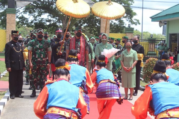 Pangdam VI/Mulawarman Mayjen TNI Teguh Pujo Rumekso Bersama Ketua Persit KCK PD VI/Mlw melakukan kunjungan kerja perdana di Kodim 0906/Kutai Kartanegara, Senin (24/01/2022). Foto : Pendim 0906/KKR