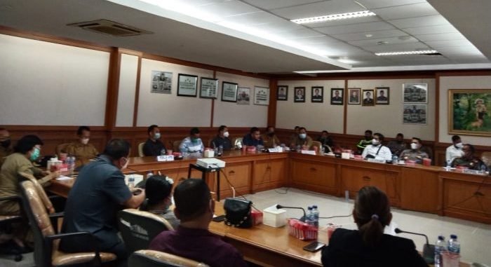 Hearing yang digelar oleh DPRD Kubar bersama dinas dan instansi terkait dan juga para pemilik SPBU/APMS guna mencari solusi yang terbaik terkait penertiban, pendistribusian dan pengawasan BBM di Kubar. Foto : BorneoFlash.com/Lilis Suryani.