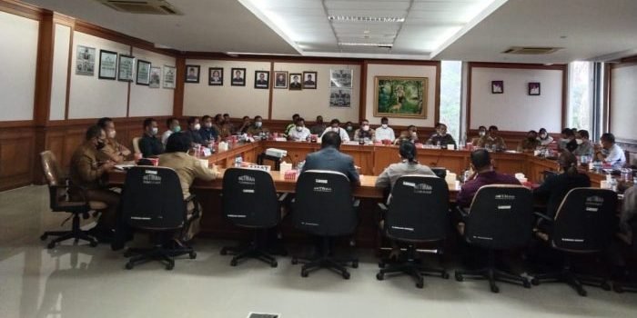 Hearing yang digelar oleh DPRD Kubar bersama dinas dan instansi terkait dan juga para pemilik SPBU/APMS guna mencari solusi yang terbaik terkait penertiban, pendistribusian dan pengawasan BBM di Kubar. Foto : BorneoFlash.com/Lilis Suryani.