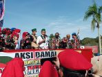 Aksi Damai LMP Kalimantan Timur atas ujaran yang dilakukan  Edy Mulyadi di Bundaran Tugu Australi Lapangan Merdeka, Rabu (26/1/2022). Foto : BorneoFlash.com/Niken.