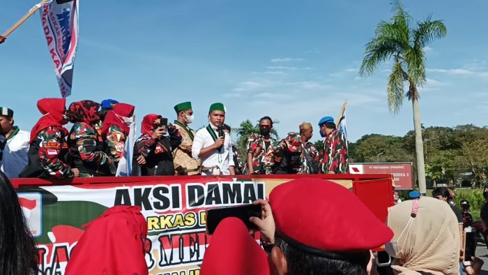 Aksi Damai LMP Kalimantan Timur atas ujaran yang dilakukan  Edy Mulyadi di Bundaran Tugu Australi Lapangan Merdeka, Rabu (26/1/2022). Foto : BorneoFlash.com/Niken.