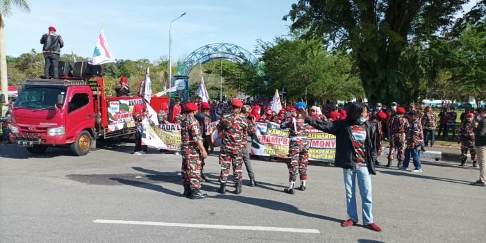 Aksi Damai LMP Kalimantan Timur atas ujaran yang dilakukan  Edy Mulyadi di Bundaran Tugu Australi Lapangan Merdeka, Rabu (26/1/2022). Foto : BorneoFlash.com/Niken.