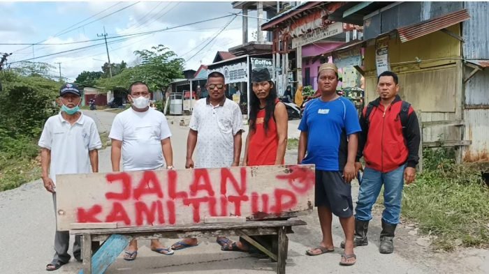 Penutupan Jalan Sungai Wain oleh masyarakat Karang Joang, Rabu (26/1/2022). Foto : BorneoFlash.com/Niken.