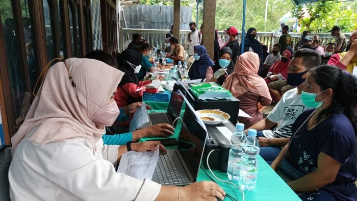 Masyarakat Karang Joang saat mengikuti vaksinasi di halaman Rumah Ketua Rumah Tangga (RT) 35 Jalan Sungai Wain Kelurahan Karang Joang, Kecamatan Balikpapan Utara, Selasa (25/1/2022) lalu. Foto : HO.