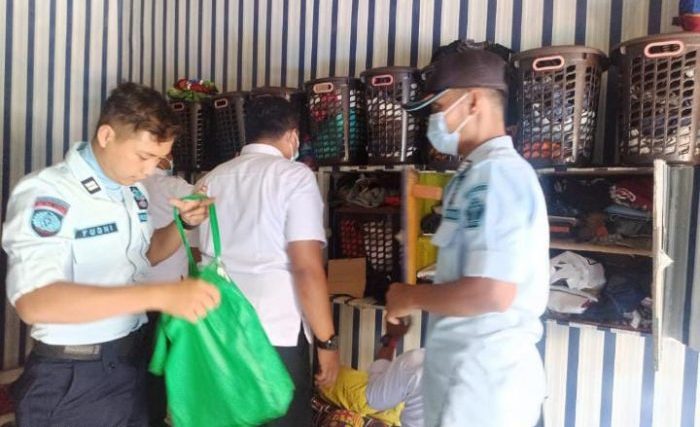 Tim Pengamanan Lapas Kelas IIA Balikpapan melakukan razia mendadak di blok warga hunian pemasyarakatan, Rabu (26/1/2022). Foto : HO/Lapas Kelas II A Balikpapan.