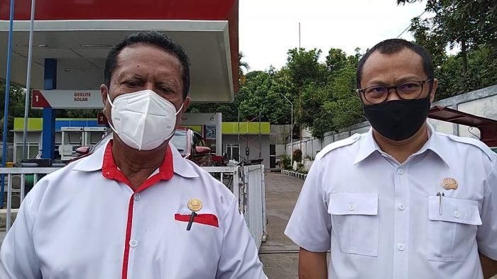 Kepala Bidang Perdagangan Disdagkop UKM Kubar, Ambrosius Ndopo (kiri) didampingi Kepala Seksi Stabilitas Harga Disdagkop UKM Kubar, Ignatius Dindoq (kanan) saat diwawancara mengenai penerapan minyak goreng satu harga untuk wilayah Bumi Tanaa Purai Ngeriman. Foto : BorneoFlash.com/Lilis Suryani.