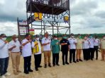 Ketua MPR RI Bambang Soesatyo bersama rombongan saat meninjau bendungan Sepaku Semoi di Kecamatan Sepaku Kabupaten Penajam Paser Utara. Foto : BorneoFlash.com/Niken.