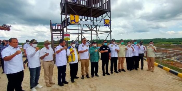 Ketua MPR RI Bambang Soesatyo bersama rombongan saat meninjau bendungan Sepaku Semoi di Kecamatan Sepaku Kabupaten Penajam Paser Utara. Foto : BorneoFlash.com/Niken.