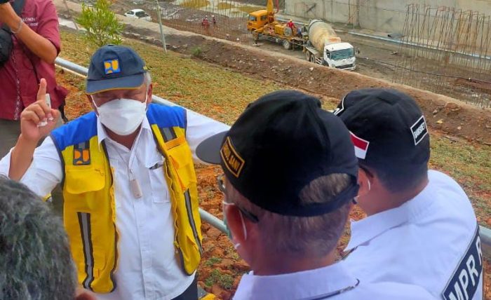 Menteri Pekerjaan Umum dan Perumahan Rakyat (PUPR), Basuki Hadimuljono saat meninjau kawasan IKN Nusantara. Foto : BorneoFlash.com/Niken.