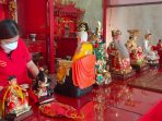 Pengurus Guang De Miao, atau Kelenteng Satya Dharma saat memandikan patung dewa-dewi di Jalan Bukit Niaga Nomor 28 Pasar Baru, Klandasan Ilir, Balikpapan Selatan. Foto : BorneoFlash.com/Niken.