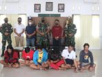 Kasdim 0911/Nunukan Mayor Inf Aditya Susanto yang memimpin tim gabungan Kodim 0911/NNK bersama Satgas Pamtas Yonarmed 18/Komposit, Satgas SGI dan Satresnarkoba Polres Nunukan, berhasil mengamankan 5 warga Sebatik, pemilik narkotika golongan I jenis sabu 101,47 gram. Foto : HO/Pendim 0911/Nunukan.