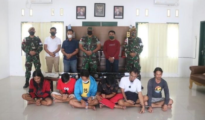 Kasdim 0911/Nunukan Mayor Inf Aditya Susanto yang memimpin tim gabungan Kodim 0911/NNK bersama Satgas Pamtas Yonarmed 18/Komposit, Satgas SGI dan Satresnarkoba Polres Nunukan, berhasil mengamankan 5 warga Sebatik, pemilik narkotika golongan I jenis sabu 101,47 gram. Foto : HO/Pendim 0911/Nunukan.