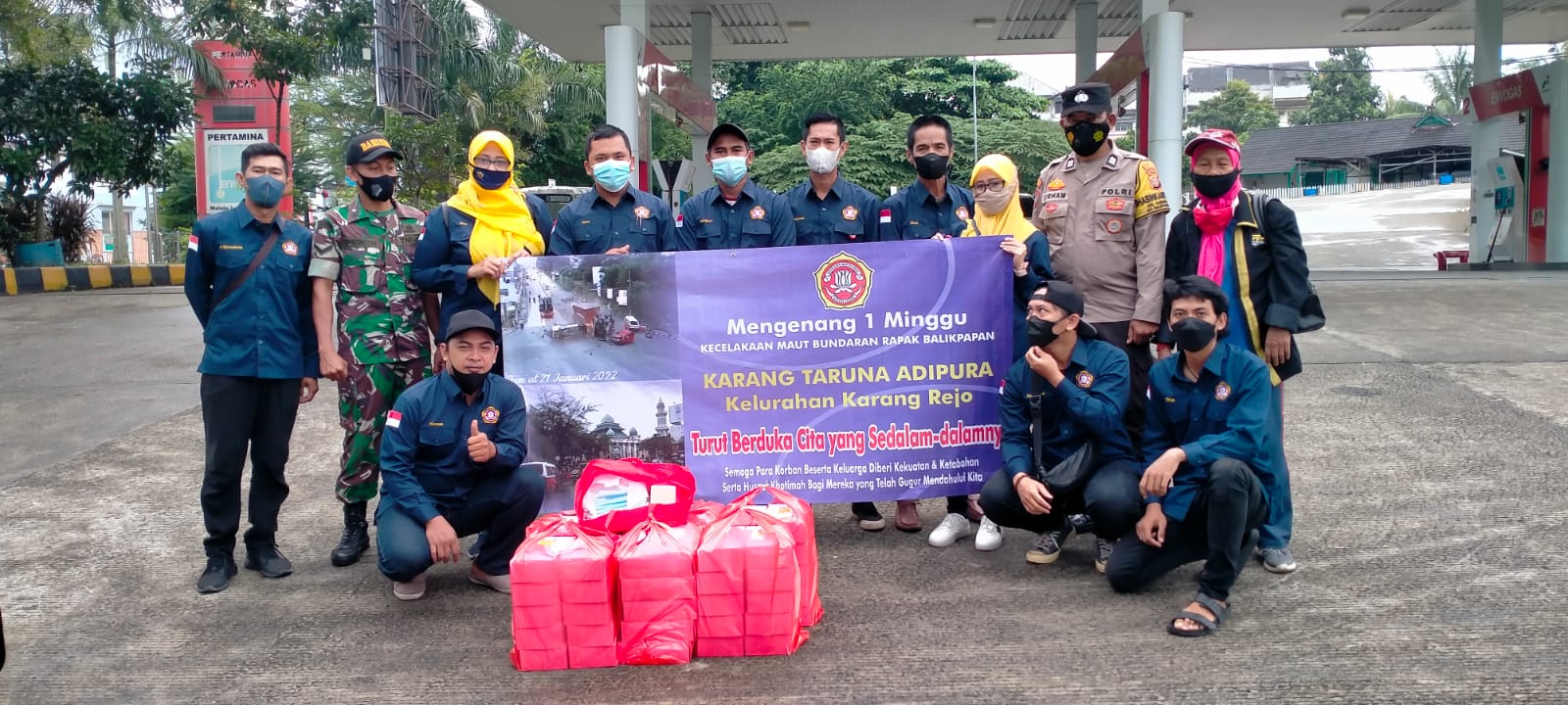Mengenang Korban Kecelakaan Muara Rapak, Karang Taruna Adipura Karang Rejo Bagikan Nasi Kotak dan Masker 